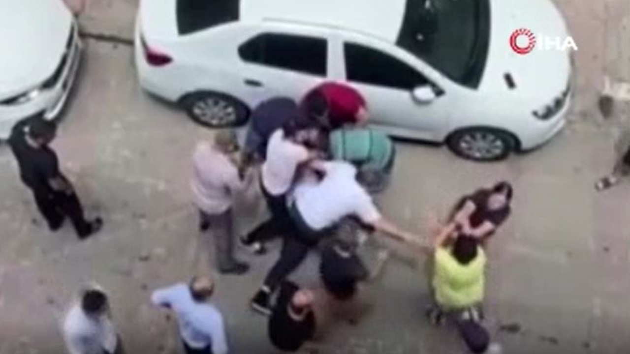 İki aile birbirine girdi! Sokak ortasındaki kavga kamerada...