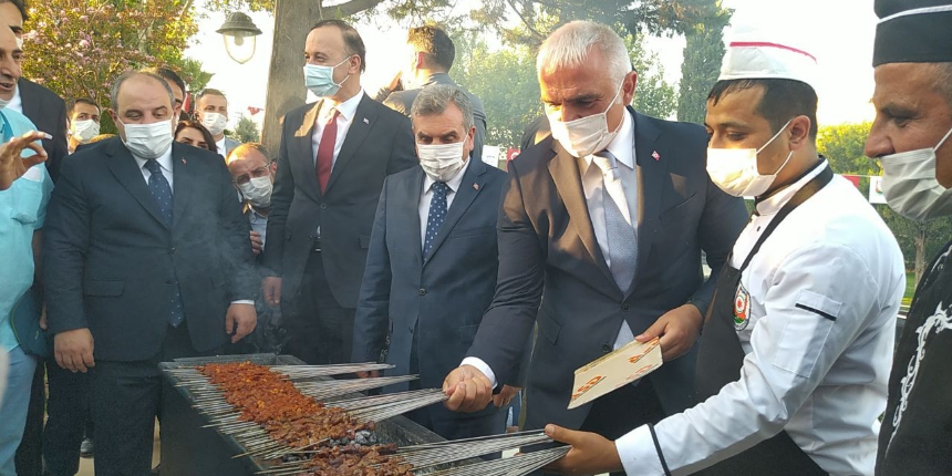 Bakan Ersoy ciğer kebabı pişirdi, Bakan Varank izledi