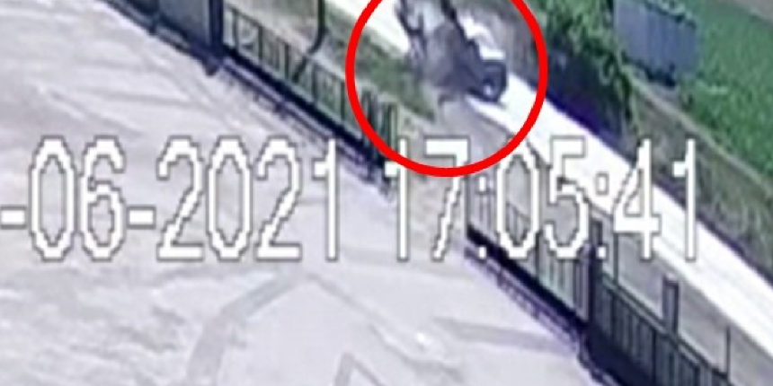 Otomobil motosikleti böyle biçti! Sürücü feci şekilde can verdi