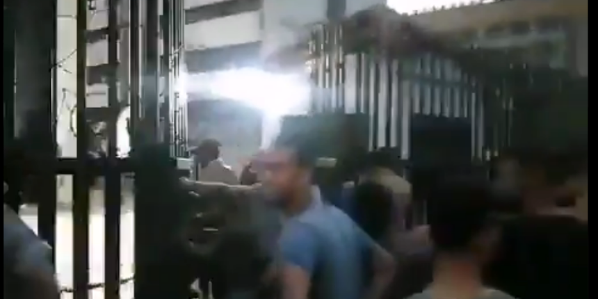 Ekonomik krizi protesto eden göstericiler Merkez Bankası'nı bastı!