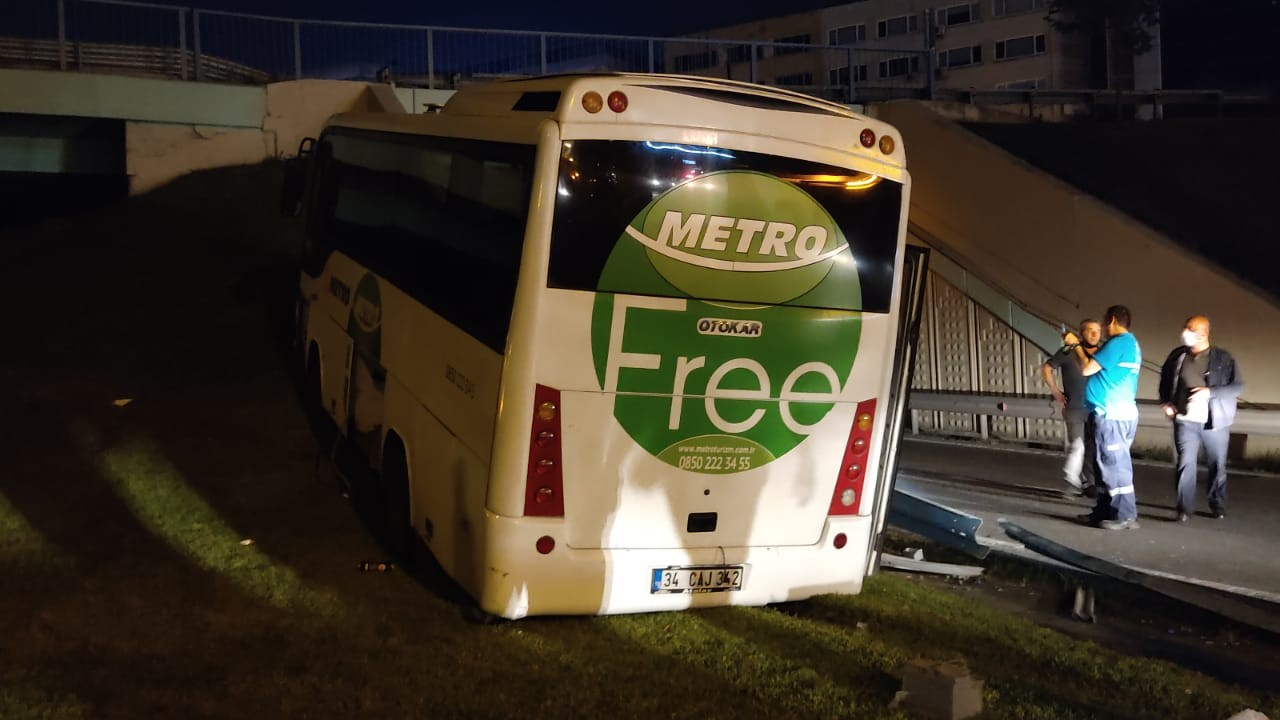 Şirinevler E-5'te midibüs yeşillik alana girdi! 4 kişi hastanelik oldu!