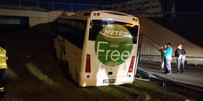 Şirinevler E-5'te midibüs yeşillik alana girdi! 4 kişi hastanelik oldu!