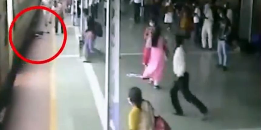 Dehşet anları: Yaşlı kadın tren ile peronun arasındaki boşluğa düştü!