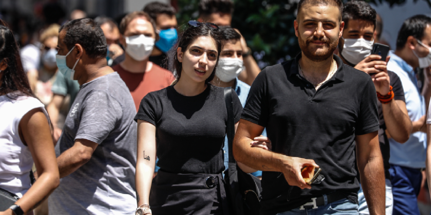 İstiklal Caddesi'ni doldurdular, maske ve mesafe kurallarını hiçe saydılar