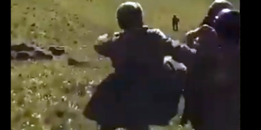 Azeri askerleri, Ermeni askerlerini tekme atarak ülkelerine geri yolladı!