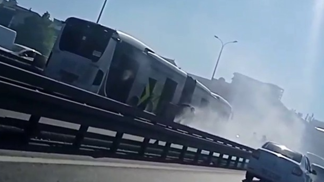 Metrobüsten dumanlar yükseldi, yolcular indirildi