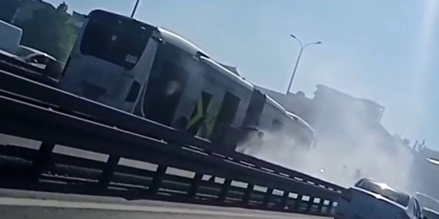 Metrobüsten dumanlar yükseldi, yolcular indirildi
