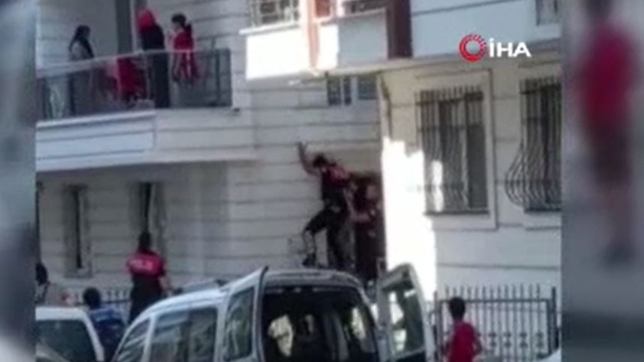 Esenyurt'ta korku dolu anlar! Alkollü şahıs 3 kadının olduğu eve daldı