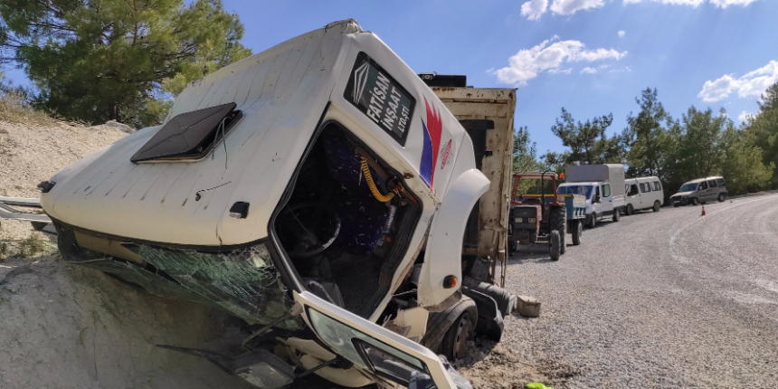 Faciadan dönüldü: Freni patlayan kamyon kum tepesine çarparak durabildi!