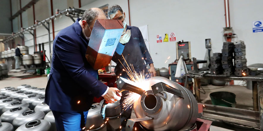 Bakan Varank kaynak makinesinin başına geçti