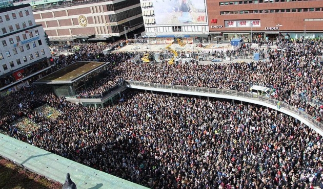 İsveç'teki kamyonlu terör saldırısı protesto edildi