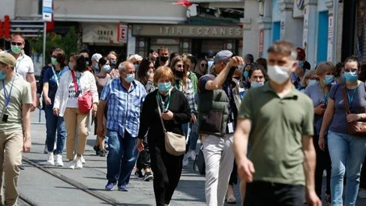 Normalleşme başladı, uyarılar gecikmedi: Sonbaharda dördüncü dalgayı görebiliriz