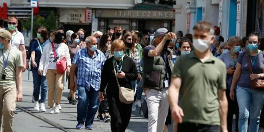 Normalleşme başladı, uyarılar gecikmedi: Sonbaharda dördüncü dalgayı görebiliriz