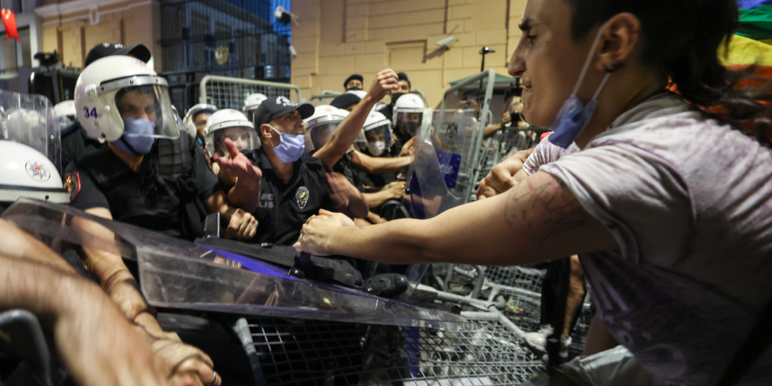 İstanbul Sözleşmesi yürüyüşünde arbede çıktı! Barikatlara tırmandılar