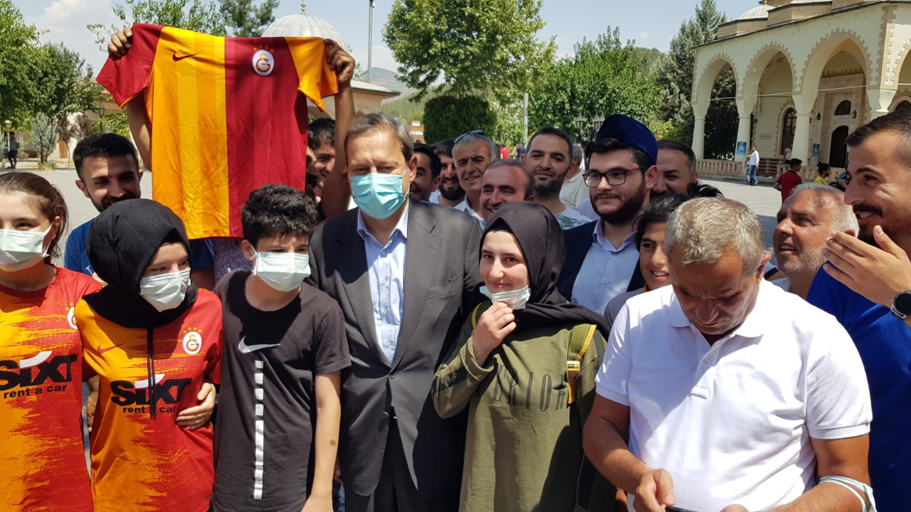 Burak Elmas, Siirt'teki Veysel Karani Türbesi'nde dua edip kurban kesti
