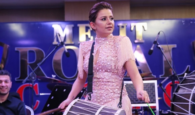 Merve Özbey'den davul şov