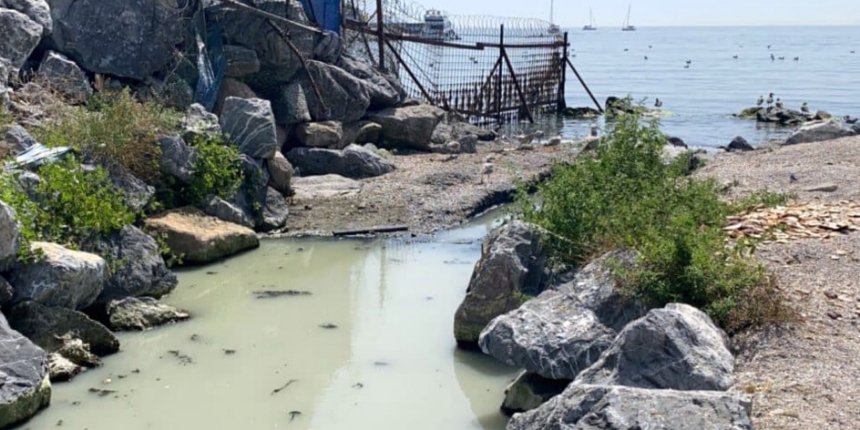 Kalamış sahilinde kimyasal atık endişesi: Marmara'ya dökülüyor!