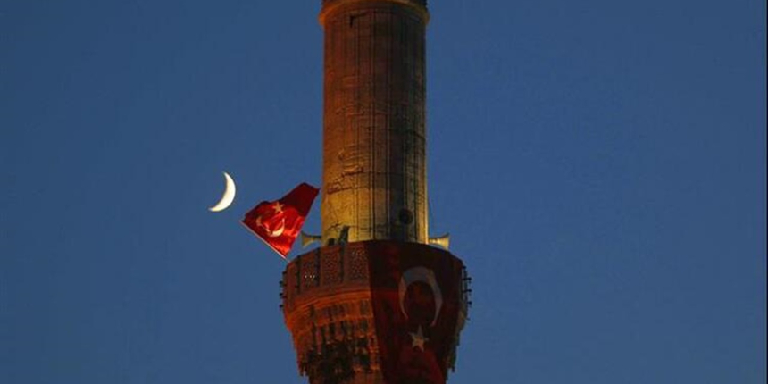 15 Temmuz'u 16 Temmuz'a bağlayan gece ülke genelinde eş zamanlı salalar okunacak