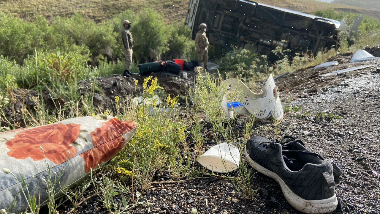 Katliam gibi kaza! Yolcu otobüsü şarampole devrildi: 1 ölü, 26 yaralı