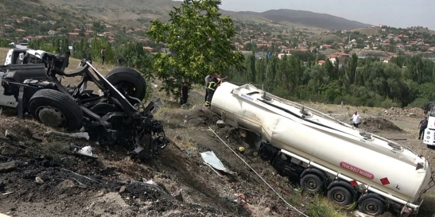 Kırıkkale'de uçak kazasını andıran trafik kazası! Tanker 3'e bölündü!