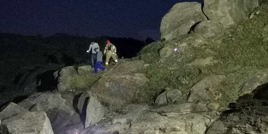 Beykoz'da oltayla balık tutan bir kişi kayalıklardan aşağı düştü!