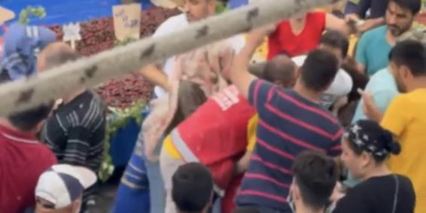 Kadınlar pazarda birbirine girdi! Çevredekiler güçlükle ayırdı...