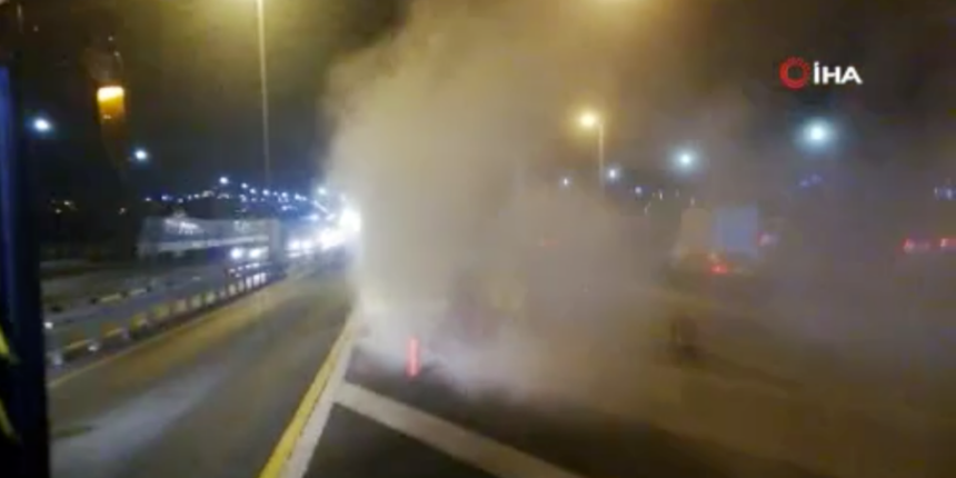 Metrobüs seyir halindeyken yangın çıktı!