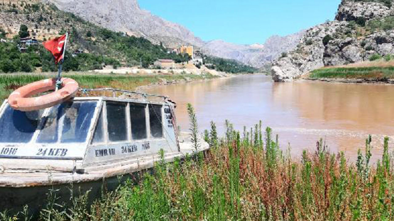 Atık sular ve kuraklık Kemaliye Nehri'ni vurdu: Çamur akıyor