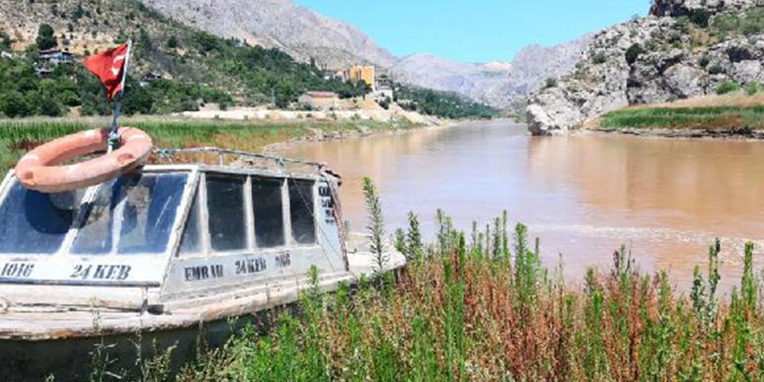 Atık sular ve kuraklık Kemaliye Nehri'ni vurdu: Çamur akıyor
