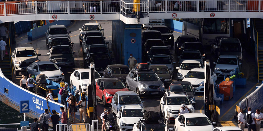Tatilciler akın etti: Feribot iskelesinde uzun kuyruklar var