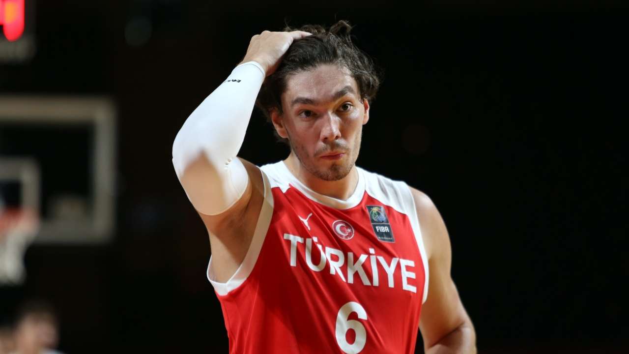 Cedi Osman eleştirilere dayanamayıp sosyal medya hesaplarını askıya aldı