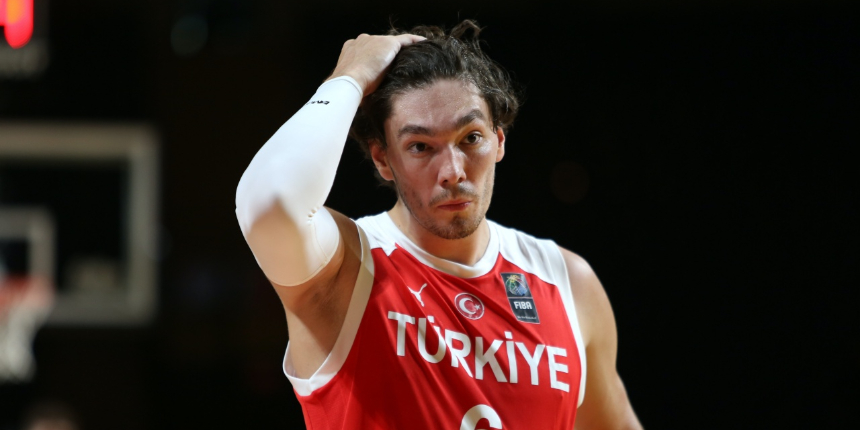 Cedi Osman eleştirilere dayanamayıp sosyal medya hesaplarını askıya aldı