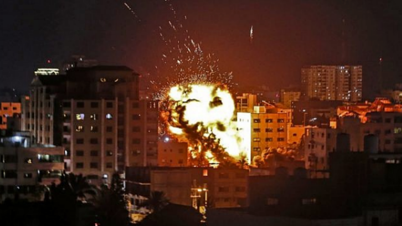 İsrail savaş uçakları Gazze Şeridi'ni bombalıyor!