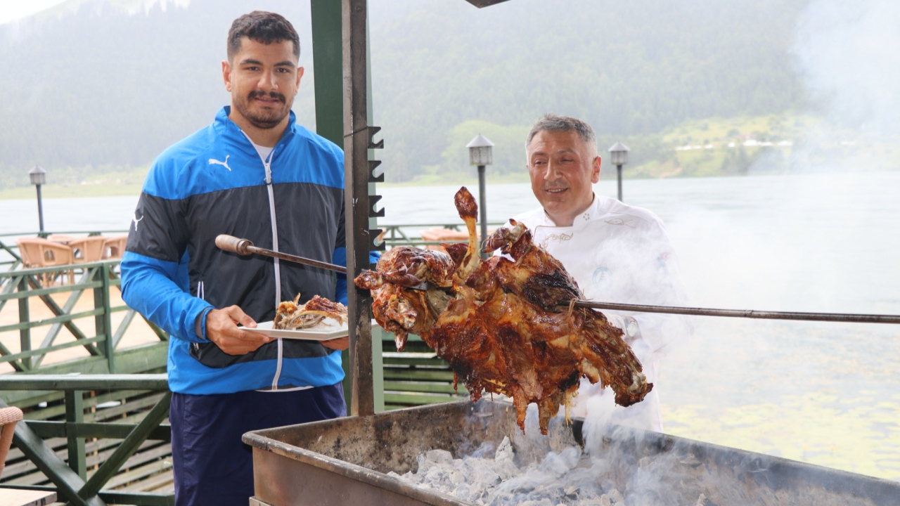 Güreş Milli Takımı Abant'ta moral depoladı... Taha Akgül'den kuzu çevirme şov!
