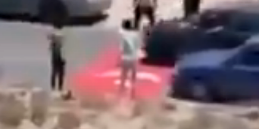 Başbakan'ın geçeceği yola Türk bayrağı çizip araçlara çiğnettiler!