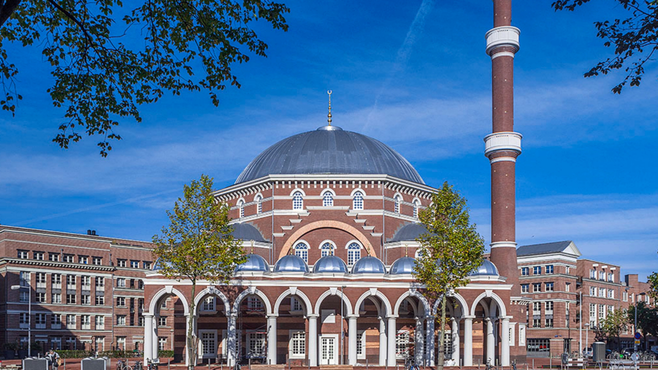 Amsterdam'da Ayasofya Camisi'nin camlarını bira şişeleriyle kırdılar!