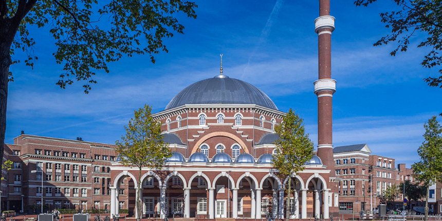 Amsterdam'da Ayasofya Camisi'nin camlarını bira şişeleriyle kırdılar!
