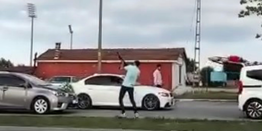 Otomatik silahlı maganda ateş ederek bir çocuğu korkuttu!