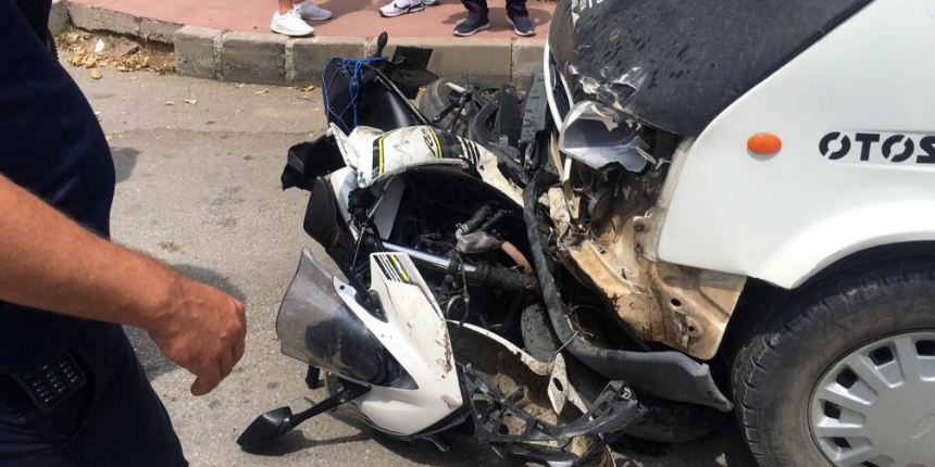 Kamyonete çarpan motosikletin sürücüsü havaya savruldu!