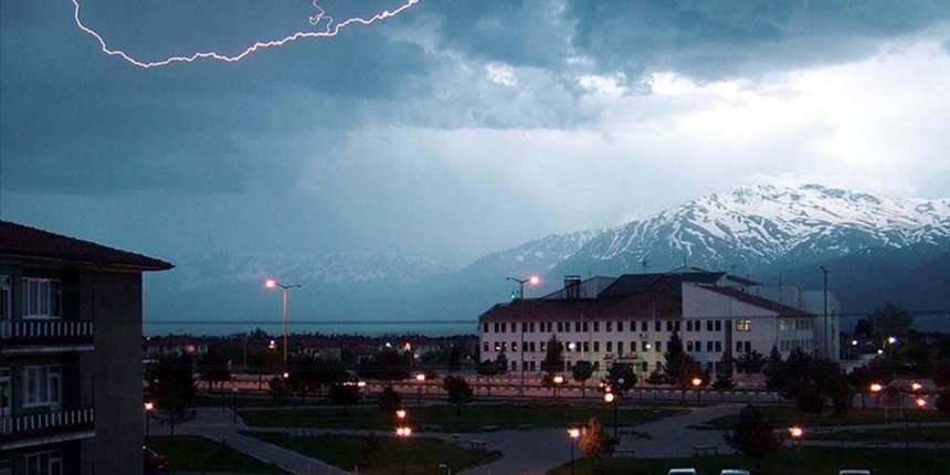 Meteoroloji'den peş peşe uyarılar! Şiddetli yağış bekleniyor