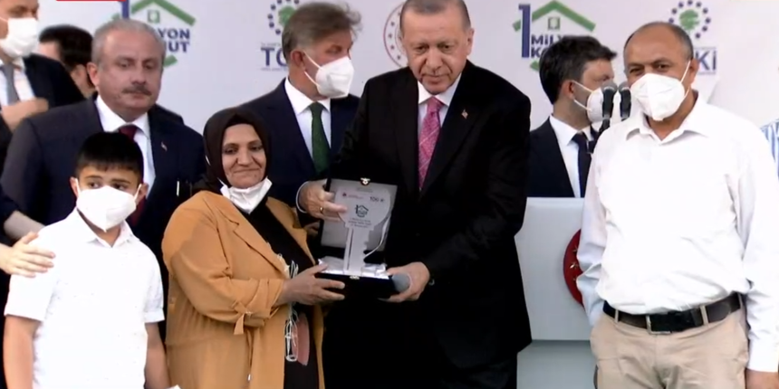 Cumhurbaşkanı Erdoğan, 1 milyonuncu TOKİ konutu anahtarını verdi
