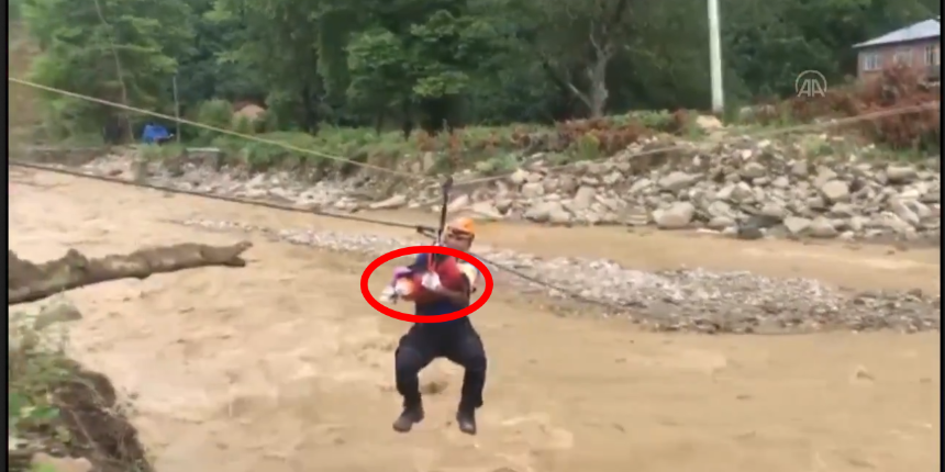 Sakarya ve Düzce'de sel! Küçük kız sel sularında böyle tahliye edildi