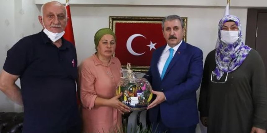 Ters kelepçeyle gözaltına alınan başkandan Destici'ye ziyaret
