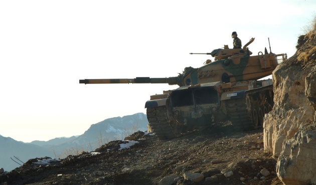 Askeri üsse sızmaya kalktılar! Tankla vuruldular...