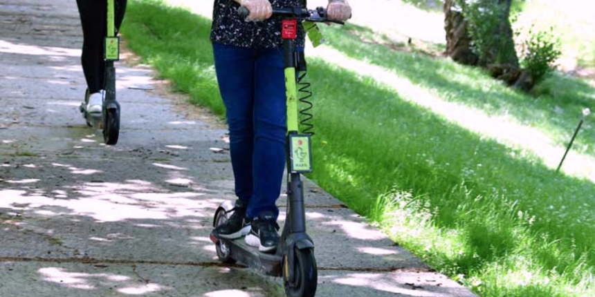 Çöp kamyonu işitme engelli elektrikli scooter sürücüsünün üzerinden geçti