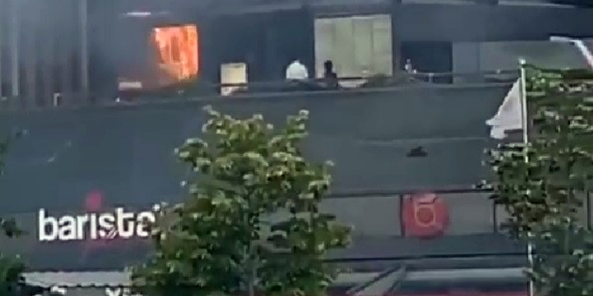 İçinde yüzlerce müşteri olan AVM'de yangın çıktı!