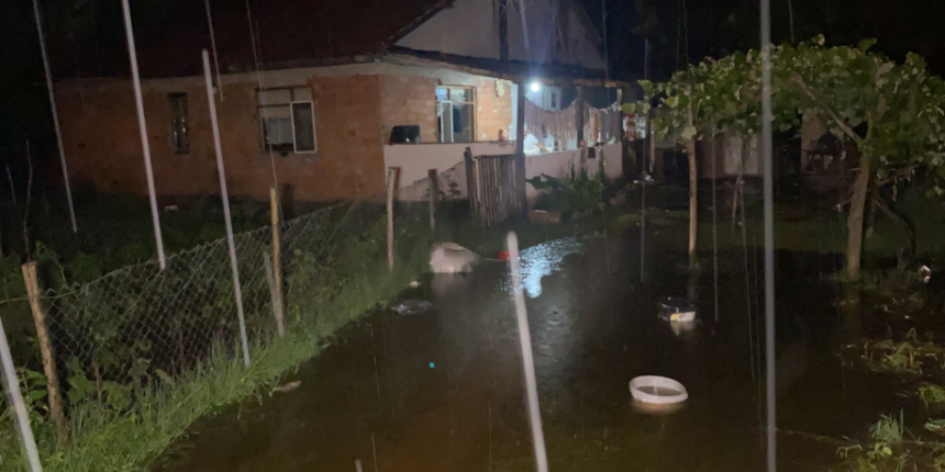 Düzce'de dere taştı, kanalizasyon patladı!