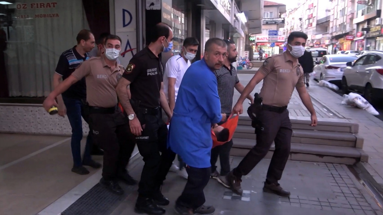 Kavgada silahını karşı tarafa kaptırıp bacağından vuruldu!