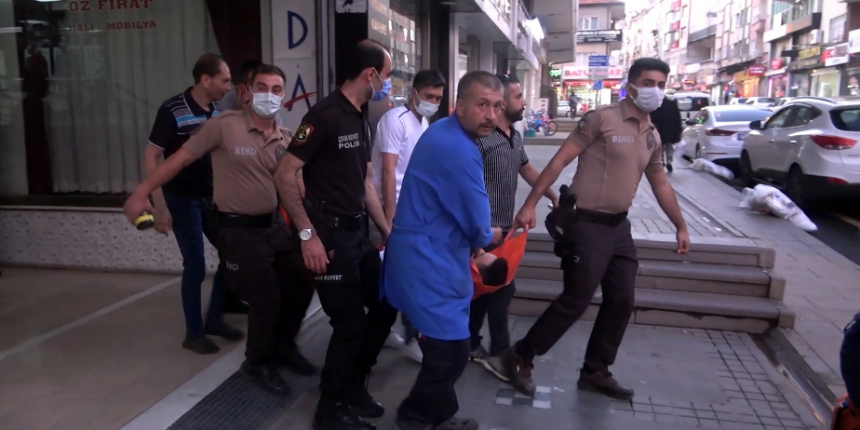 Kavgada silahını karşı tarafa kaptırıp bacağından vuruldu!