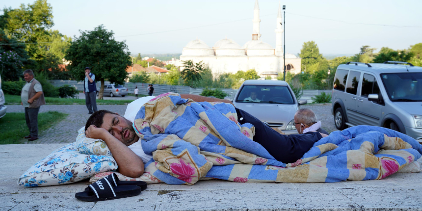 Bir Kırkpınar klasiği... Yağlı Güreşler için Edirne'ye gelenler sokakta sabahladı